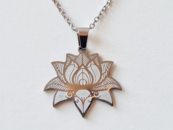 collier fleur de lotus argenté acier inoxydable